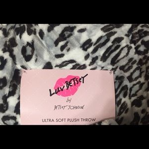 Betsey Johnson leopard print throw, NWT